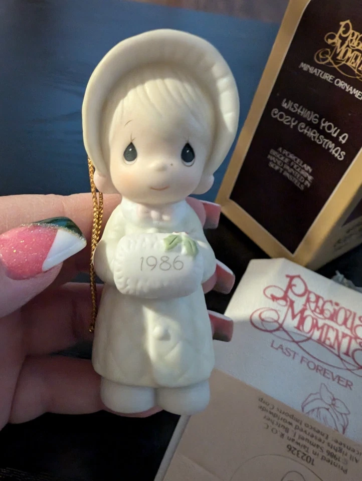 Precious Moments Enesco 1986 "Wishándote una acogedora Navidad" adorno con caja de colección Foto 2 de 4