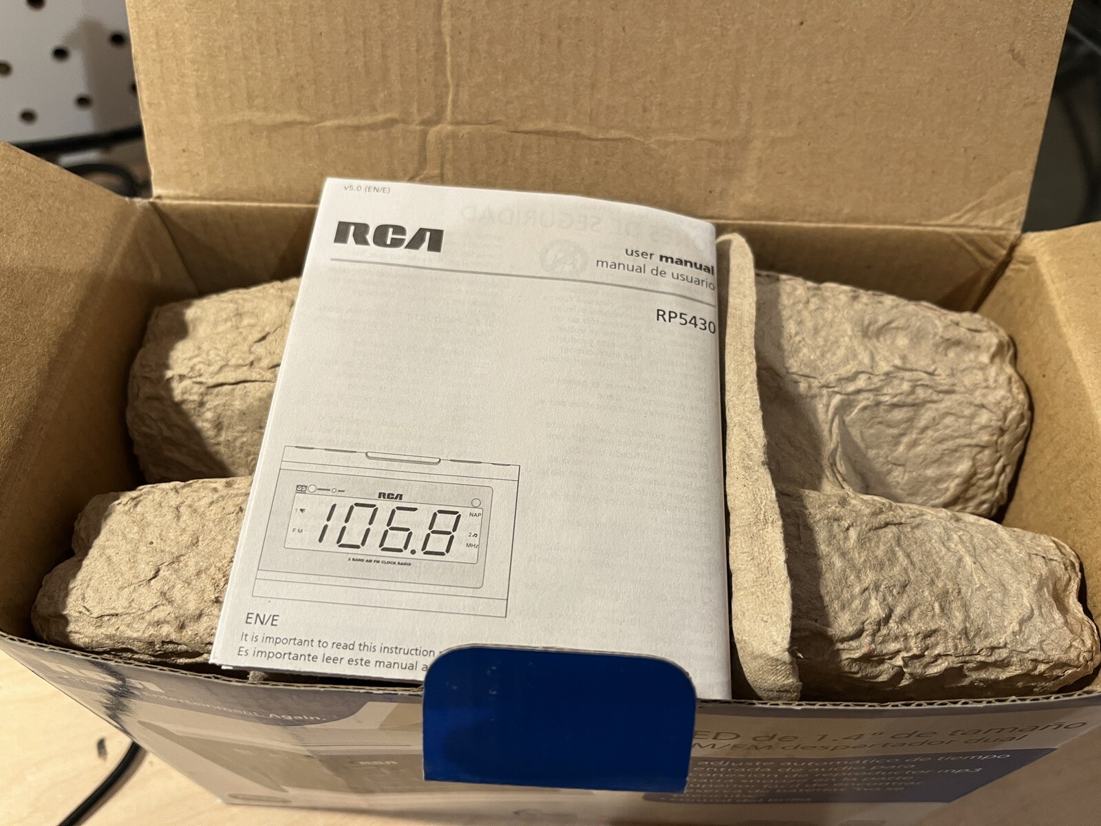 RCA LED Digital 2 Band AM FM Dual Alarm Clock Radio RP5430 Big Blue Numbers MP3