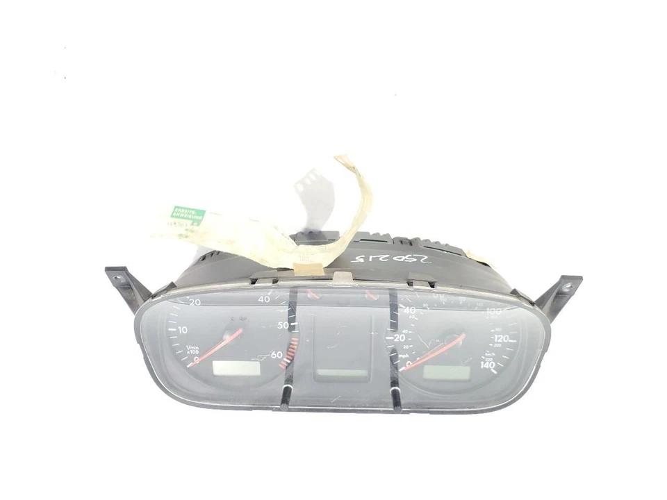 Volkswagen Eurovan Rialta 1999 fabricante de equipos originales 2,8 L tracción delantera velocímetro tiene arañazos  Foto 2 de 4