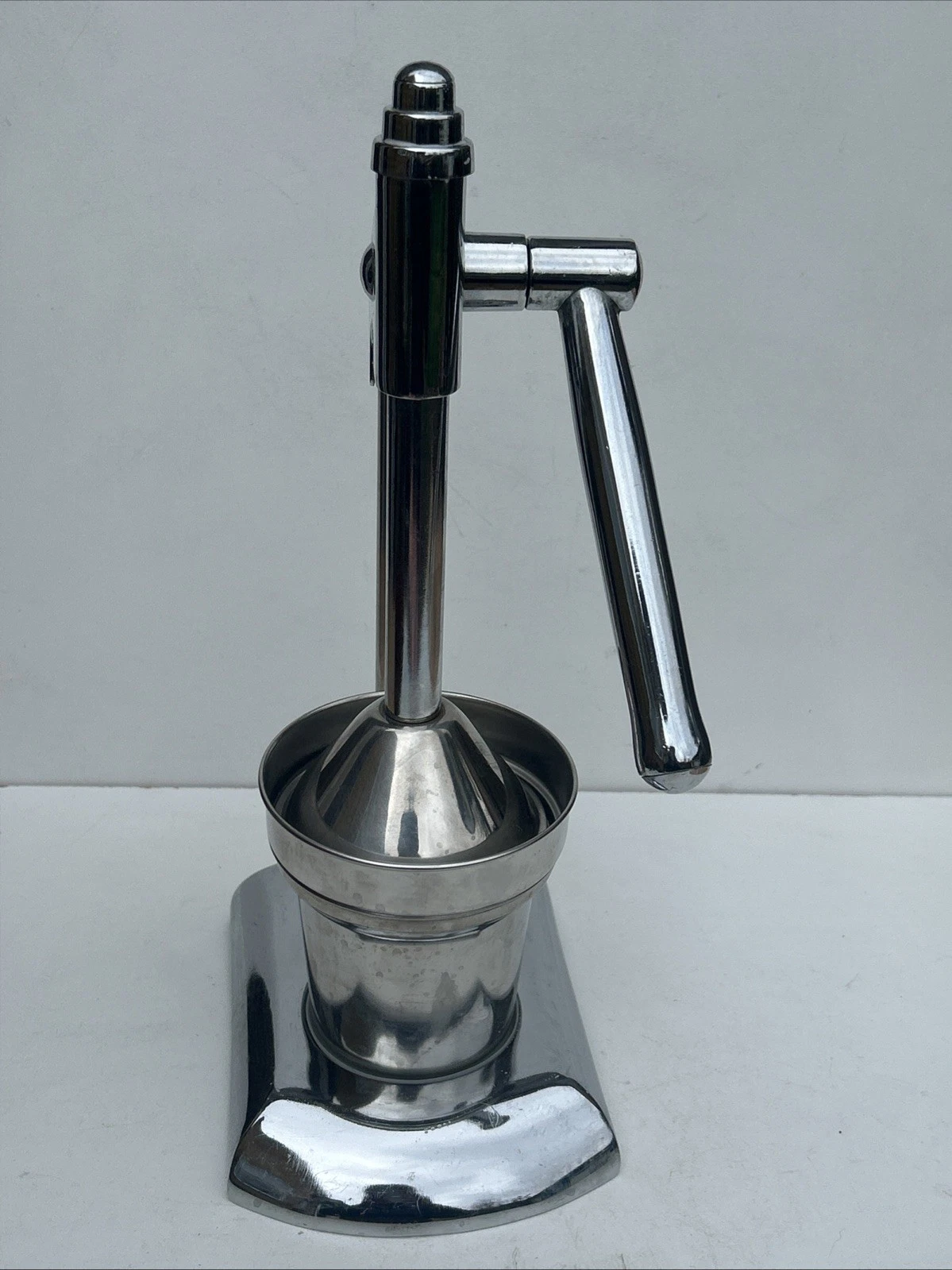 Retro Lever Arm Juicer Heavy Duty Metal Vintage Kitchen Citrus Juice Press.
Opens in a new window or