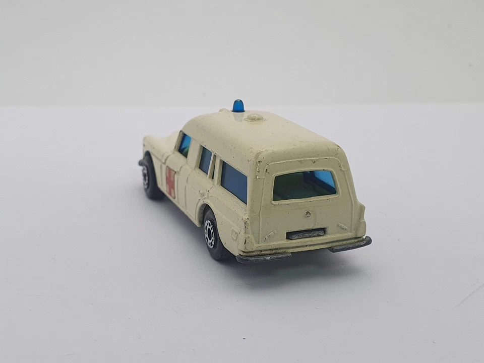 Mercedes Ambulanza Matchbox 1/60 - Immagine 2 di 4