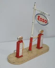 DINKY TOY (UK) - ESSO PETROL PUMPS & SIGN ON ISLAND