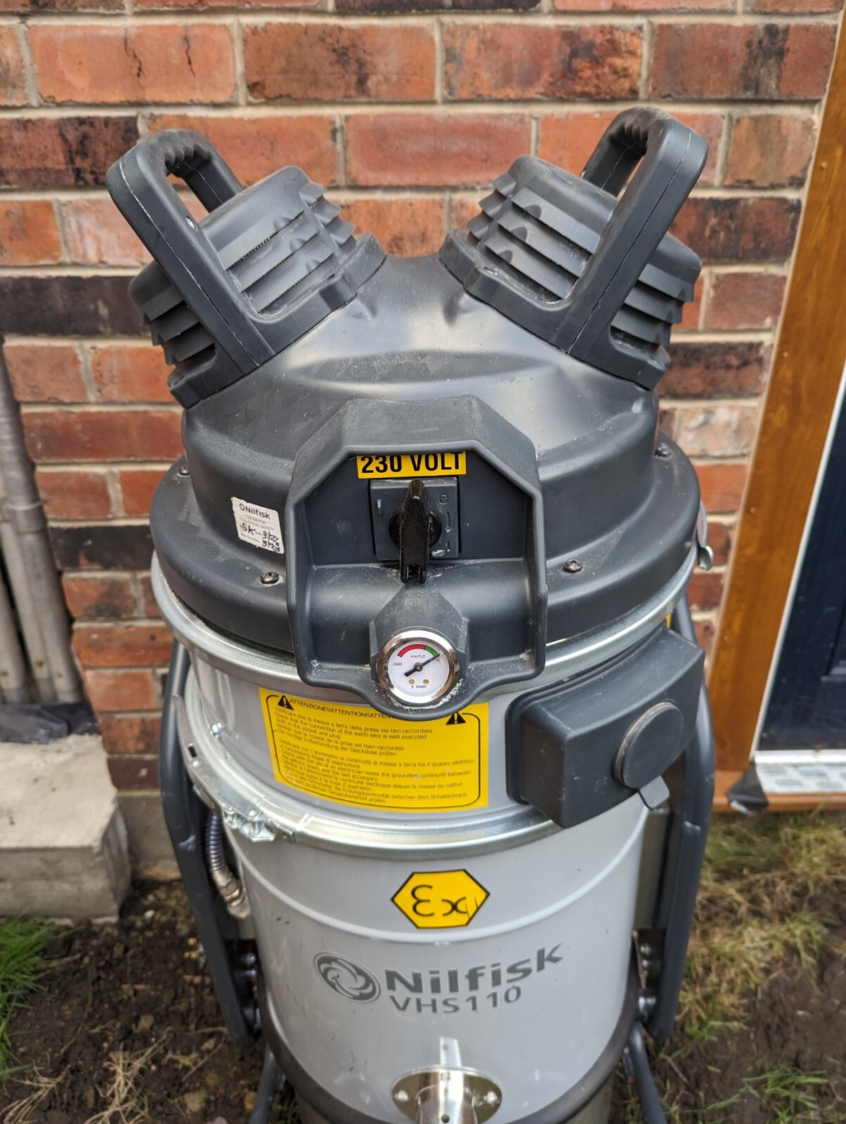 Nilfisk VHS110 Vacuum Cleaner 230 Volt ATEX 22 eBay