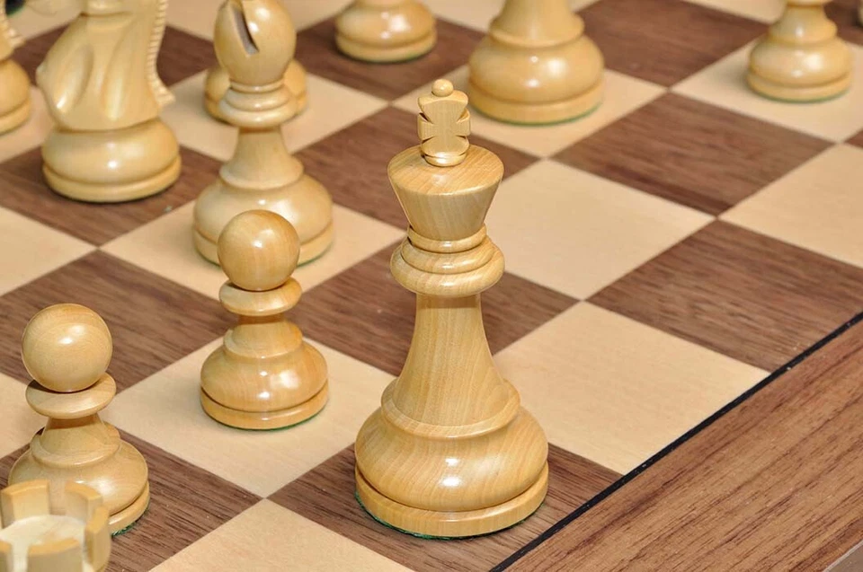 DGT Electronic Chess Board (eBoard) - USB Walnut - Classic Chess Pieces - Image 3 of 4