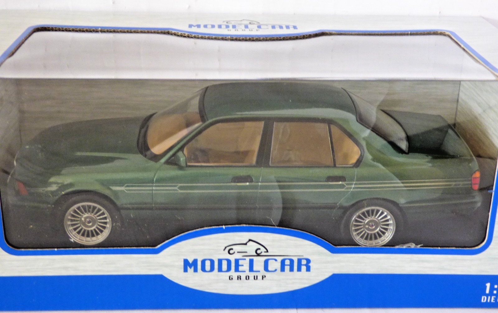 Model Car Group MCG Maßstab 1:18 BMW E32 Alpina B11 3.5 grünmetallic