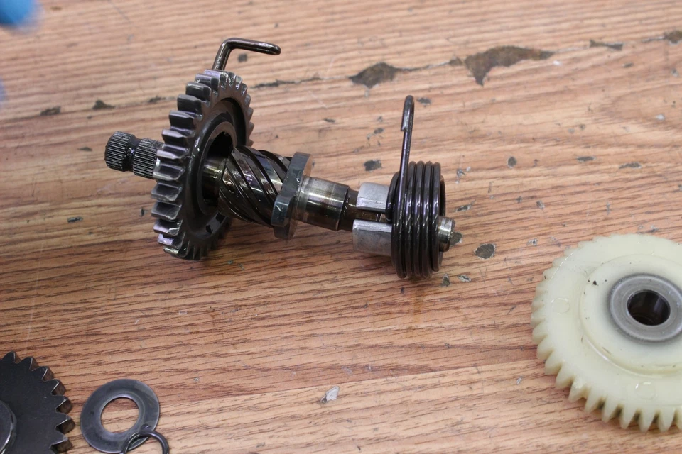 1996 SUZUKI DS80 Kick Start Shaft Assembly w/ Idle Gear - Image 4 of 4