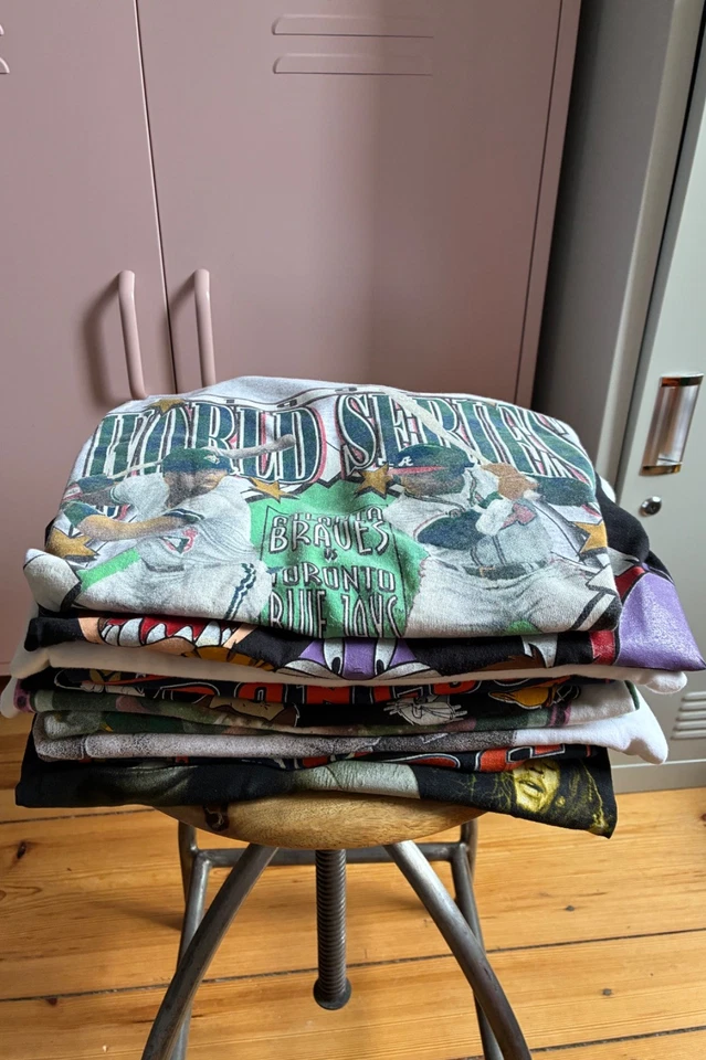 Bunter Mix: Grafik T-Shirts, Trikots, Caps uvm.v