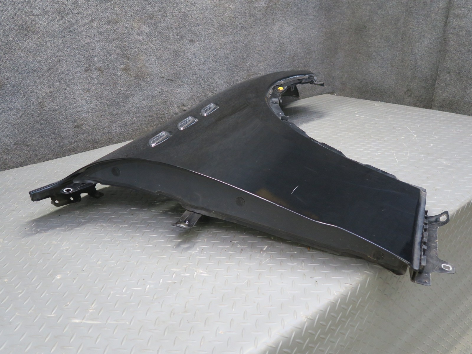 2017-2020 MASERATI LEVANTE M161 FRONT RIGHT FENDER SHELL COVER PANEL BLACK