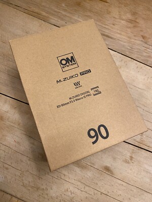 Originalverpackung für OM-Systems Olympus 90mm/f3,5 Macro IS Pro, nur die OVP