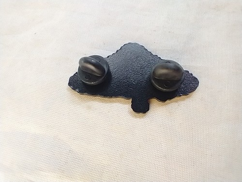 Unidentifiable Wrestling Enamel Pin UFO WWE WWF Dusty Rhodes - Picture 2 of 2