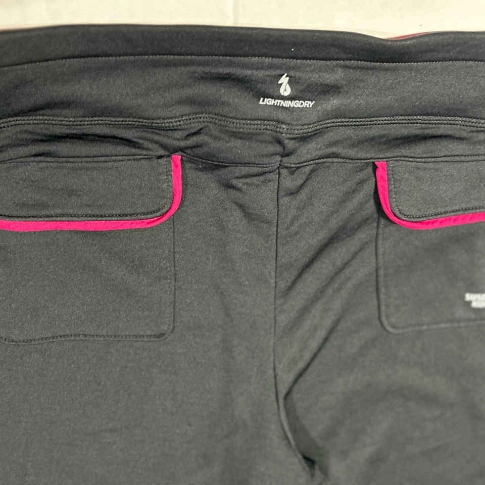 New Balance. Conjunto de ropa deportiva Susan G. Komen. Pantalones cortos y capri secos relámpagos - L Foto 3 de 4