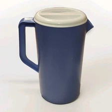 VTG Rubbermaid Pitcher 2 1/4 Quart  J-2445 & Lid J-2440 Blue & White