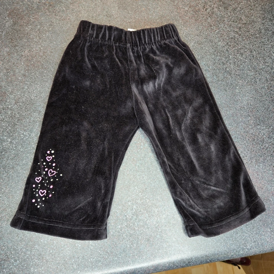 Traje de chándal de terciopelo Nannette para niñas 18 meses negro rosa corazones pedrería lazo Foto 4 de 4