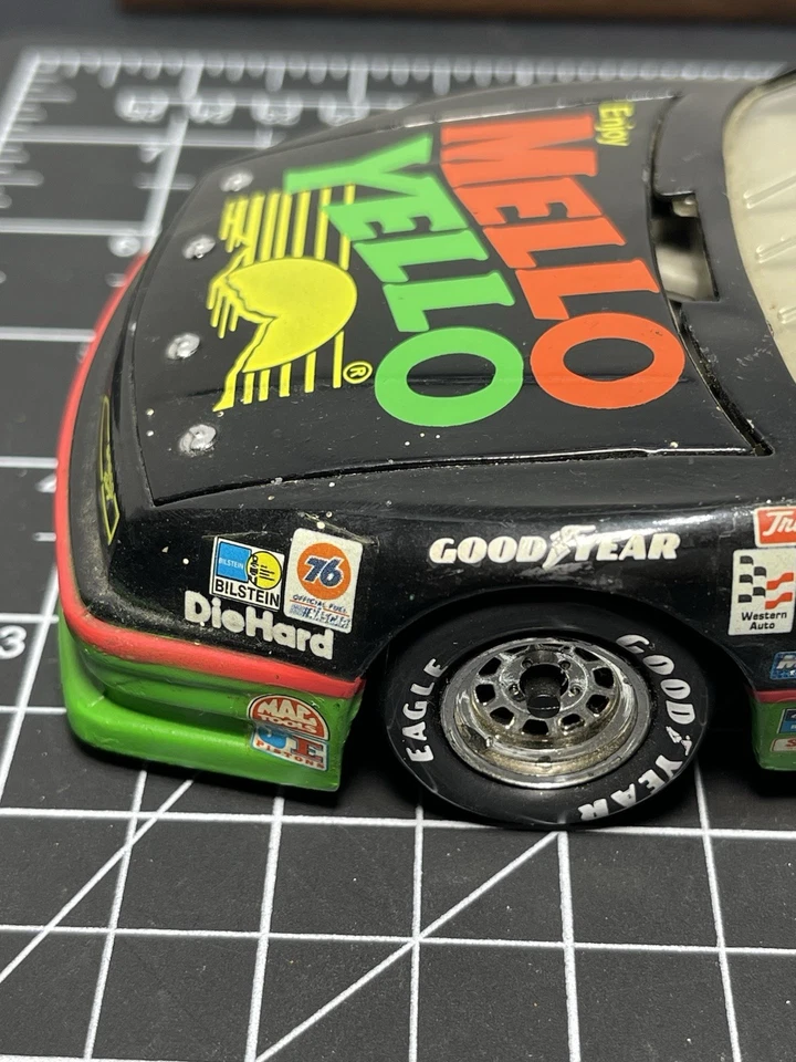 Vintage 1991 Revell 1:24 Kyle Petty #42 Mello Yellow NASCAR Pontiac Grand Prix - Image 2 of 4