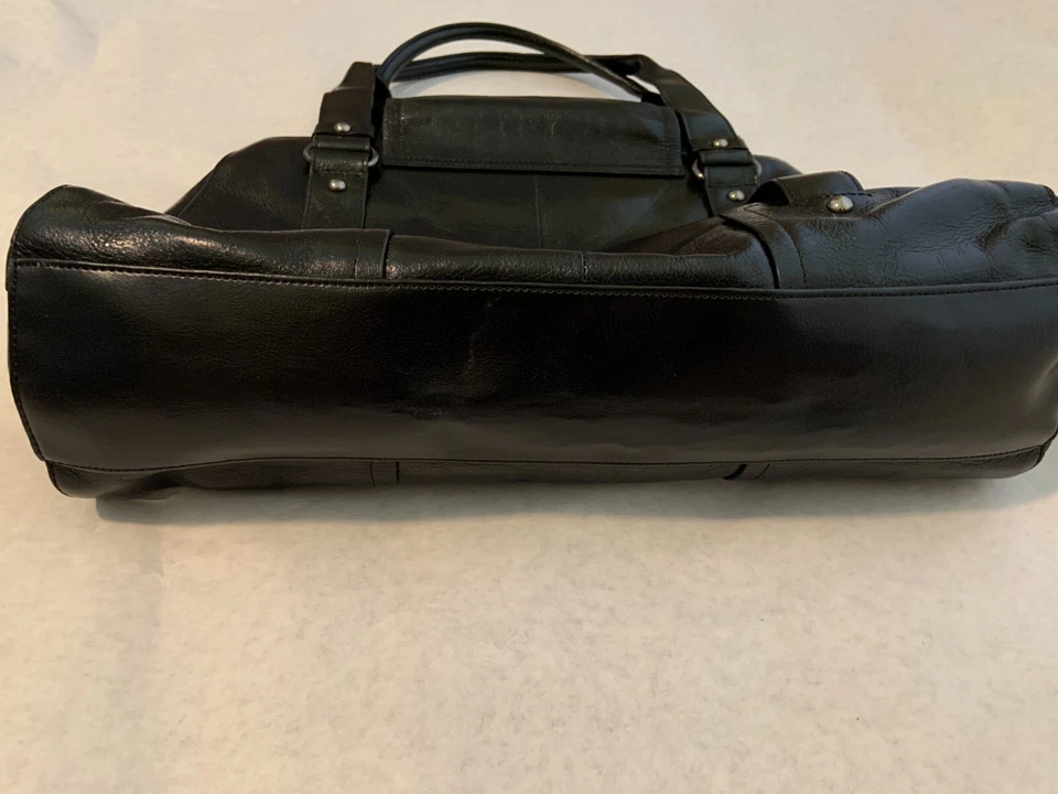 Kenneth Cole Reaction Bolso de Hombro de Cuero Negro Plateado Cierre Torcido Foto 4 de 4