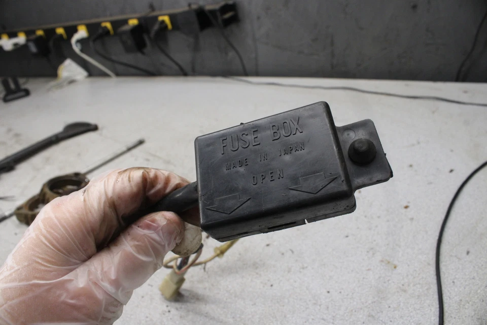 1982 Kawasaki 750 CSR KZ750M FUSE BOX FUSEBOX C1-2920.FO - Image 2 of 4