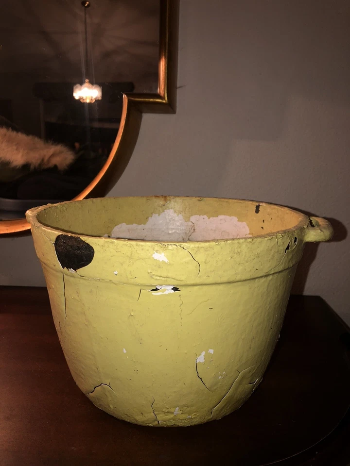 Antiguo caldero de hierro fundido de colección maceta maceta pintura amarilla chippy Foto 2 de 4