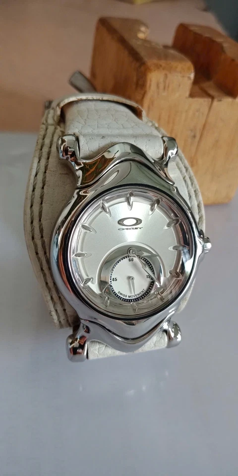 Rare OAKLEY Vintage Y2K Jury Quartz, Saddleback Watch, WHITE for Women ! - Image 4 of 4