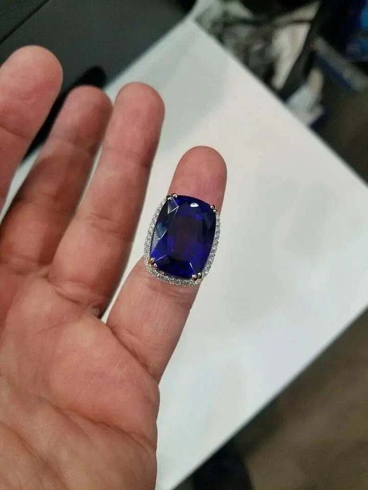 Wunderschöner großer 40,12 kt blauer Saphir mit funkelnd weißem CZ Royal Ehering - Bild 4 von 4