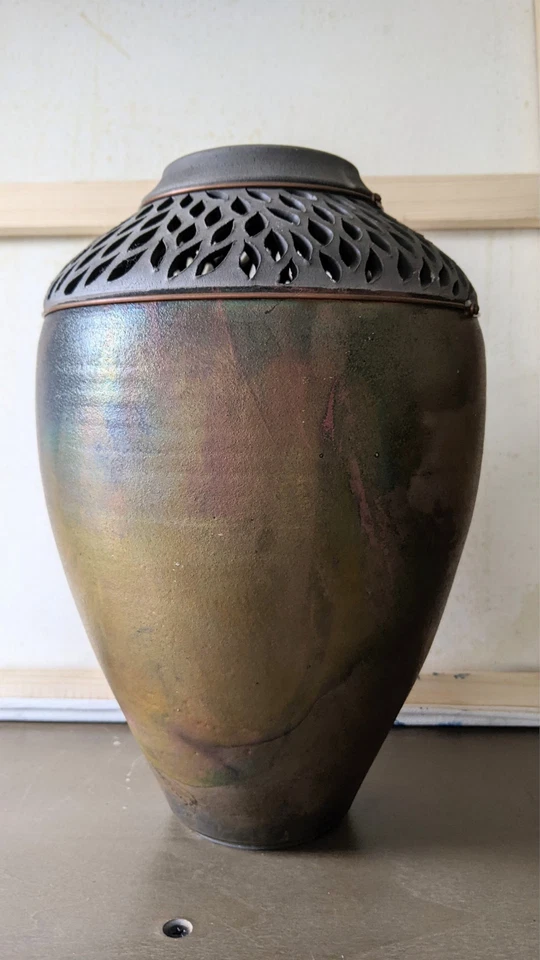 Jarrón japonés de porcelana y metal Raku Ware de mediados de siglo Foto 3 de 4