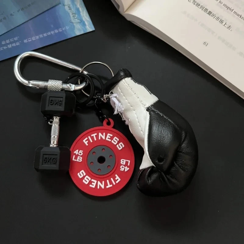 3D Mini Boxhandschuhe Schlüsselanhänger mit Karabiner und Schloss Dekor - Bild 3 von 4