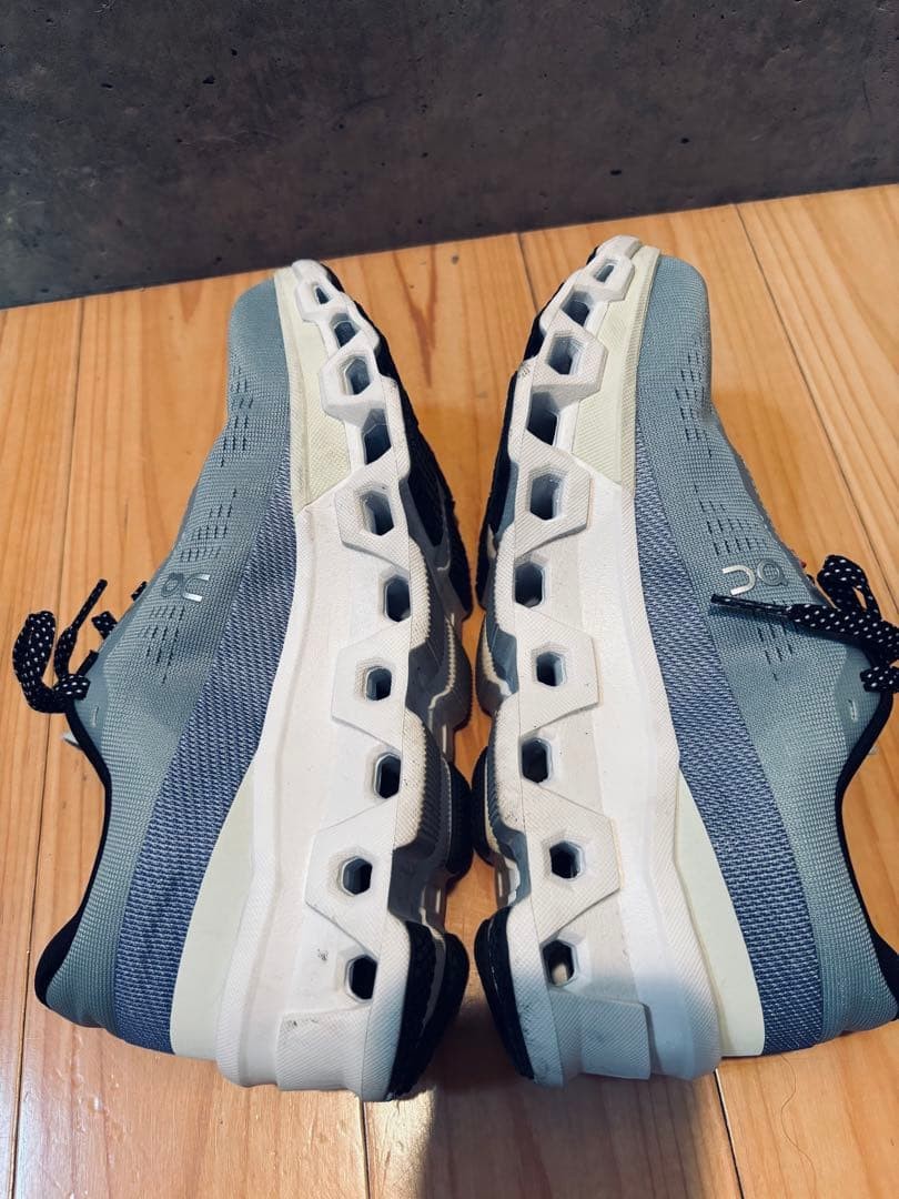 On Women 7.5US Cloudmonster 2 Used Twice Rare Sport Shoes Model Limited Edition image 4