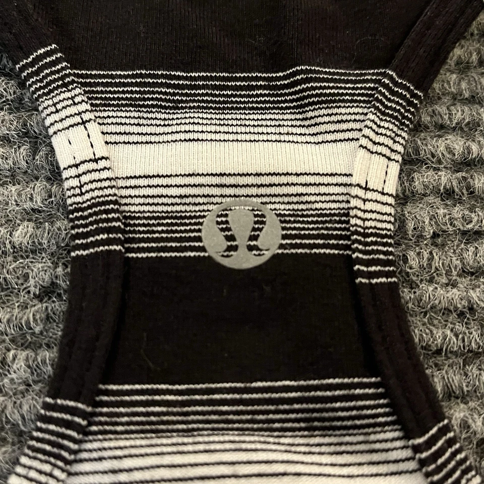 Camisa sin mangas Lululemon para mujer talla 8 espalda deportiva negra blanca a rayas ropa deportiva Foto 2 de 4