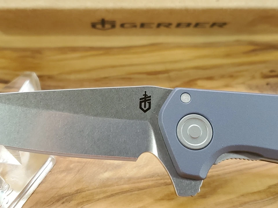 Navaja de bolsillo plegable Gerber Fastball con mango de aluminio azul y lavado a la piedra MagnaCut Foto 4 de 4