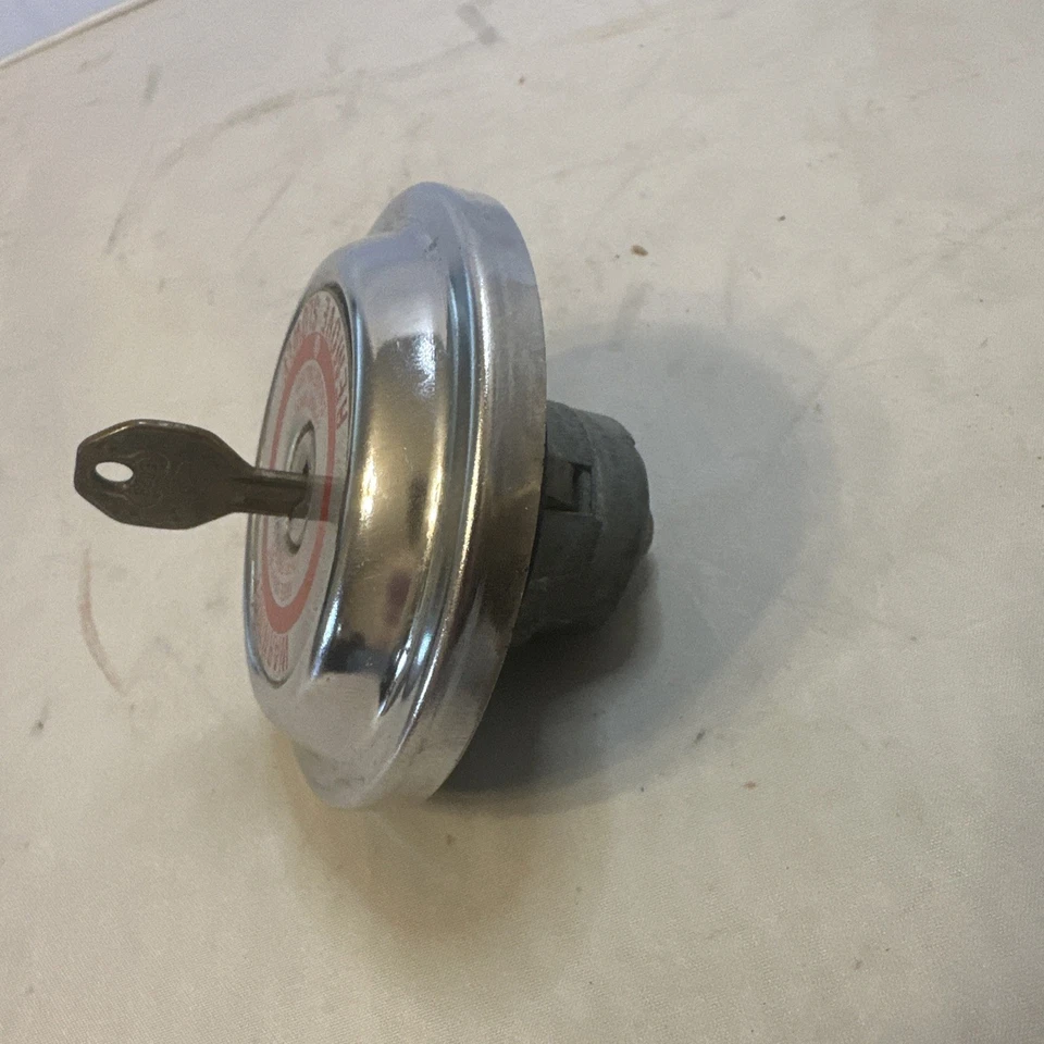 Ford Mustang 1974-78 tapa de gasolina, tapa de gasolina de bloqueo, tapa de gasolina de bloqueo Ford Mustang II Foto 2 de 4