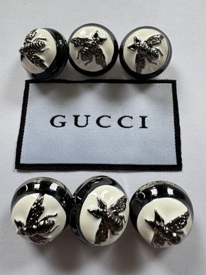 6 Gucci Bienenknöpfe und Kleideranhänger