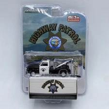 1969 CHEVROLET C-30 DUALLY WRECKER TOW TRUCK CHP & FIGURE 1/64 GREENLIGHT 51423
