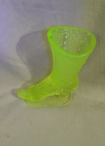 VINTAGE FENTON VASELINE GLASS BOOT DAISY AND BUTTON PATTERN BOUQUET HOLDER