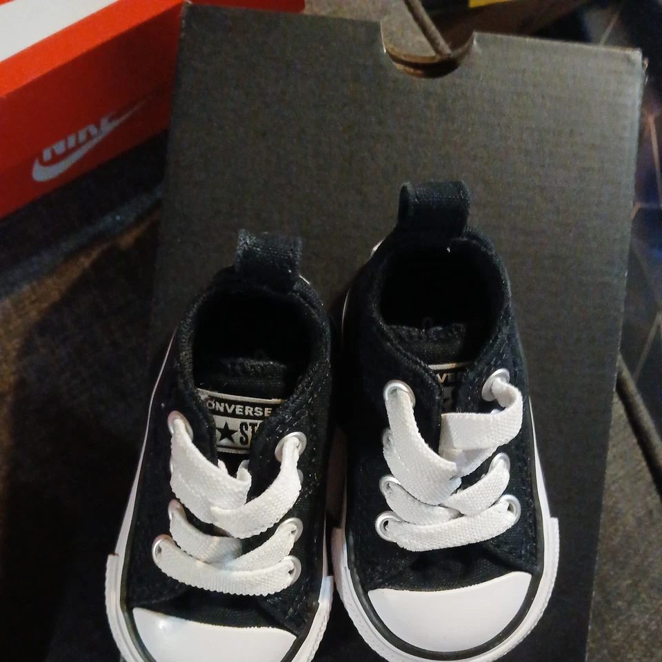 Zapatos Converse Unisex Bebé Talla 2 Atléticos Negros 7J235 Con Cordones Parte Superior Baja Foto 4 de 4