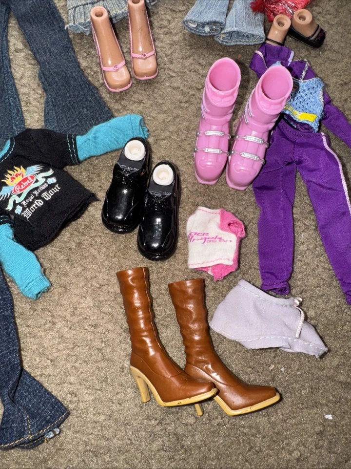 Bratz Vintage Doll with Clothing, Shoes, and Accessories 2008 - Image 4 of 4