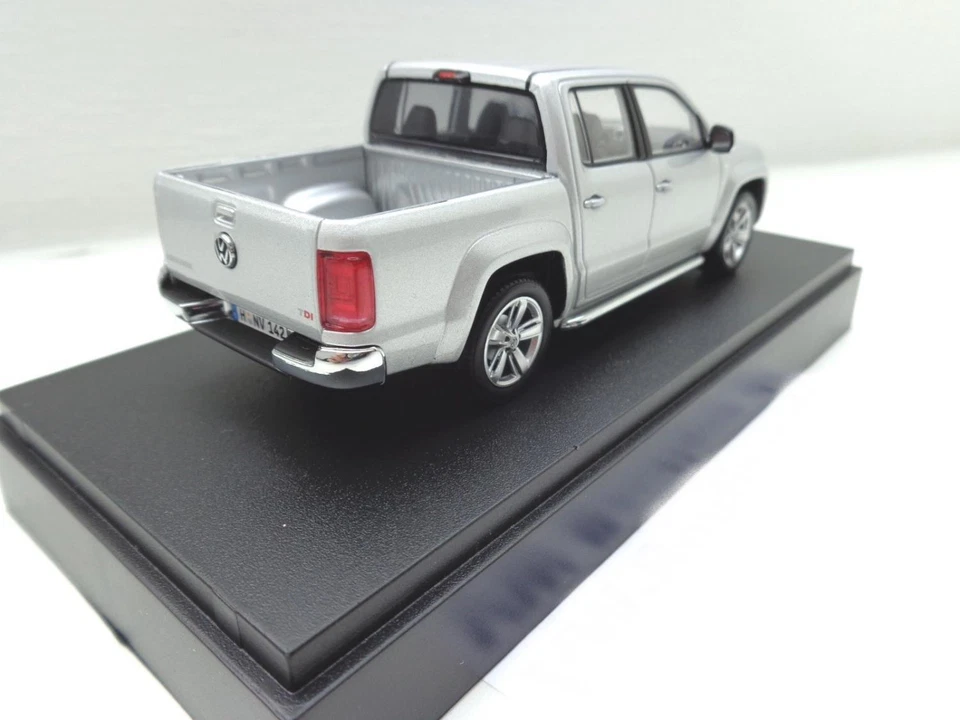 Volkswagen VW Amarok Maquette de Voiture Minichamps En 1:43 Argent Neuf - Photo 2/3