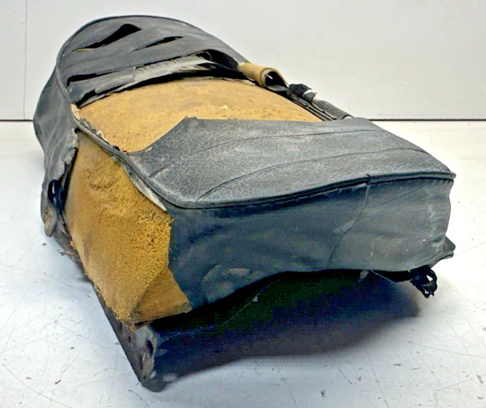 Cubierta de asiento de motocicleta OEM 1973 Kawasaki H1 500 Triple Mach 2755 Foto 3 de 4