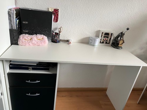 Schreibtisch in Weiß und Schwarz – wie neuKeine Kratzer, sehr gepflegt - Bild 3 von 3