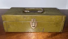 VINTAGE ARMY GREEN SURPLUS METAL STORAGE TOOL BOX PARPLUS PAR PLUS