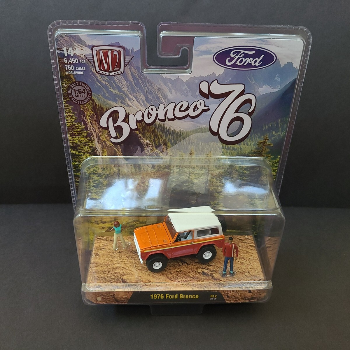 2025 M2 Machines 1976 Ford Bronco R12 25-09 Diorama - New In