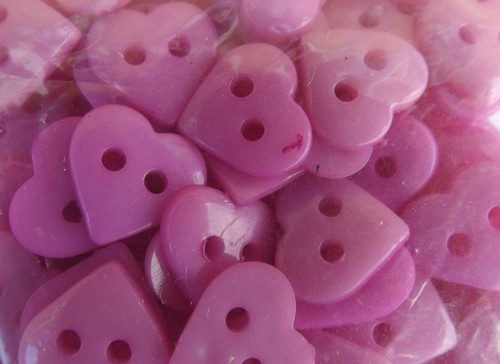 KLEINE MITTLERE GROSSE VERSCHIEDENE HERZKNÖPFE FÜR BABYKLEIDUNG, TASCHEN, HANDWERK USW. - Bild 29 von 37