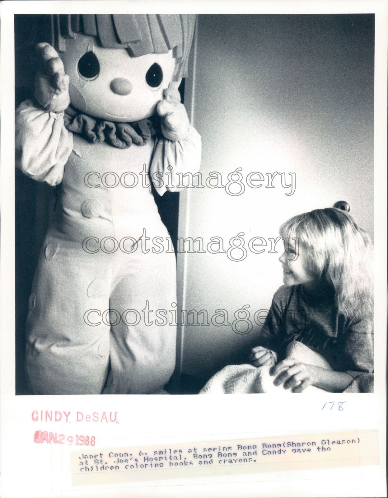1988 Press Photo Girl Smiles at Bong Bong The Clown St Joe's Hospital