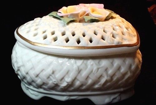 Porcelain Wicker Heart covered trinket box 3 roses New Gift Boxed Mother's Day - Picture 2 of 4