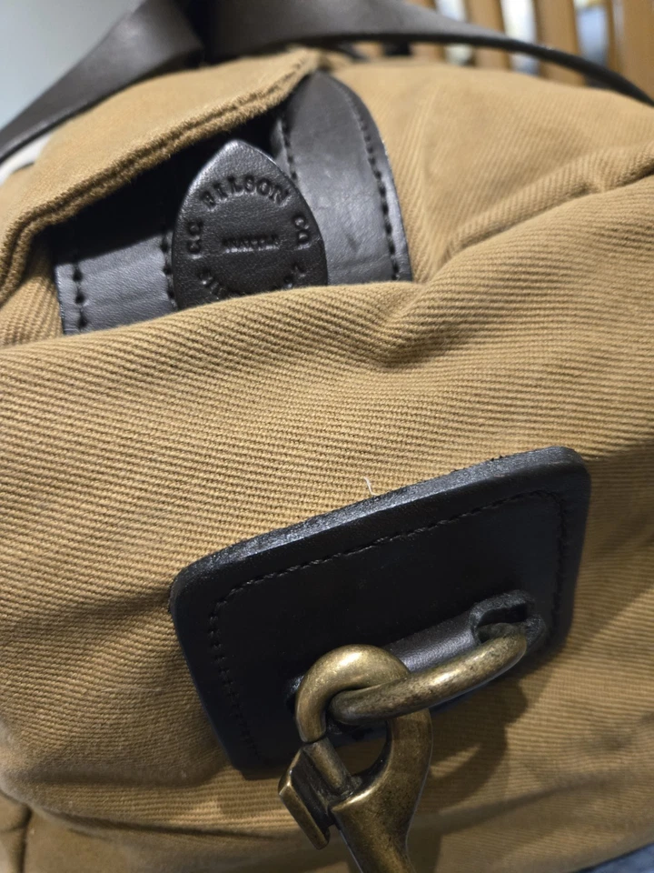 Bolso de Lona Filson Resistente Sarga, Pequeño, Tostado, Correa de Hombro de Cuero, Hecho en EE. UU. Foto 2 de 4