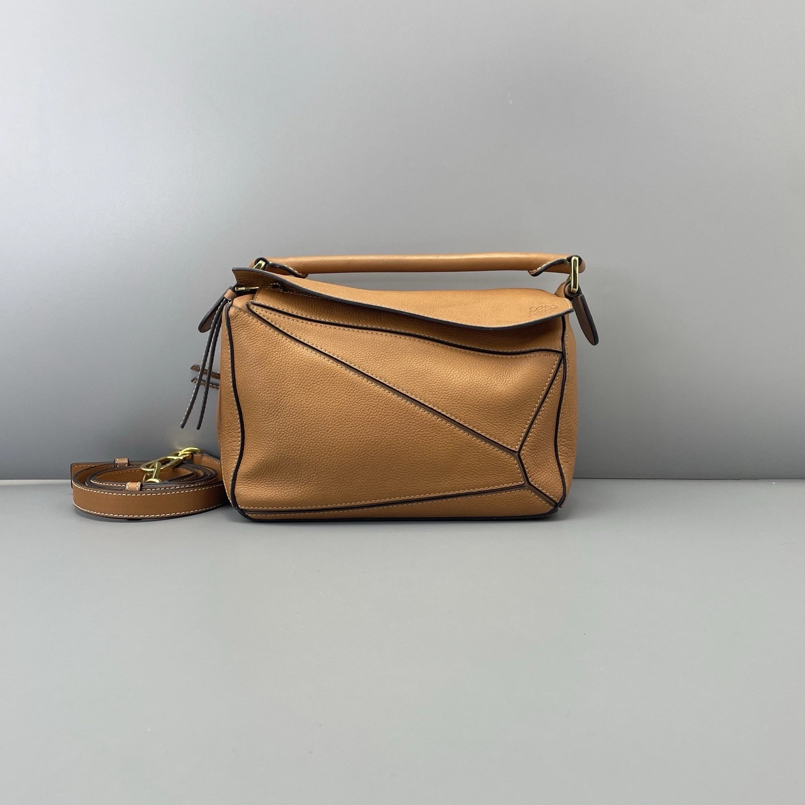 Loewe — Pre-owned Authentic Loewe Puzzle Small Light Caramel Grained 24cm Gold Hardware