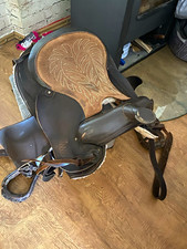 Brauner Westernsattel aus Leder mit Horn, Ste...