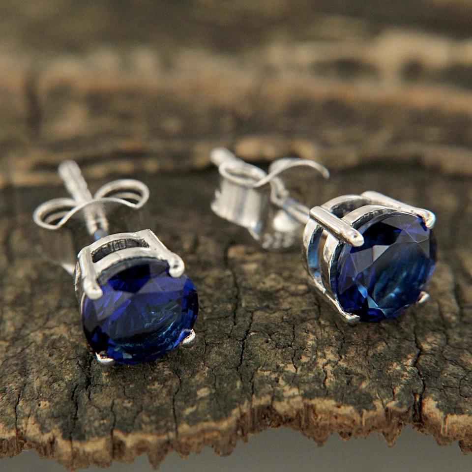 Aretes solitarios clásicos de zafiro creados en laboratorio de corte redondo de plata 925 de 2 quilates Foto 2 de 4