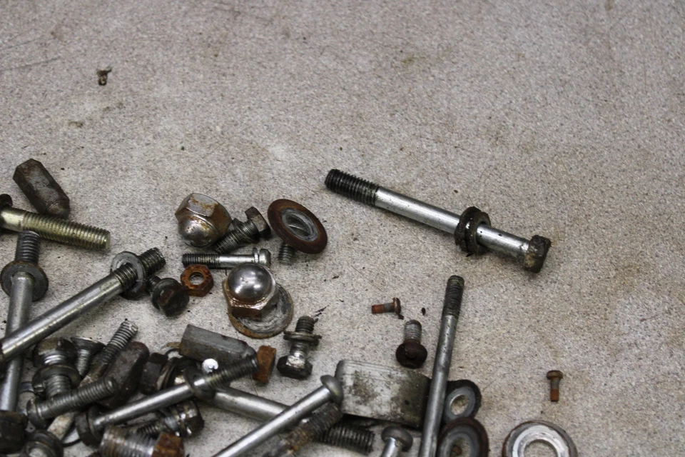 Suzuki T125 Stinger 1969 varios pernos tornillos de hardware N12-4177.pn  Foto 3 de 4