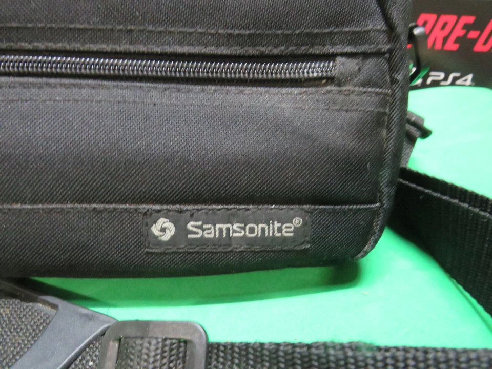 Bolso para cámara Samsonite negro acolchado correa ajustable para el hombro y divisor interior Foto 2 de 4