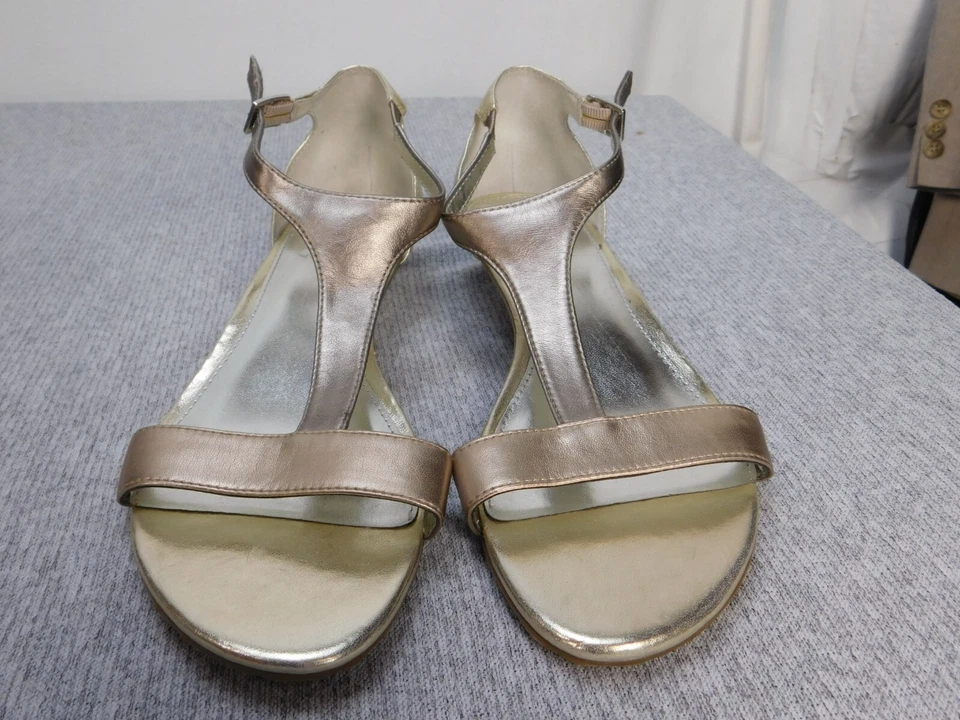 Tacones de cuña Alfani para mujer 8,5 M dorados con tiras Foto 2 de 4