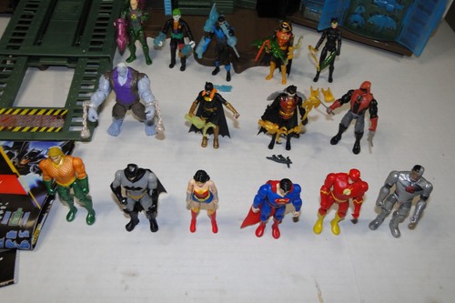 DC Comics Spin Master Bat-Tech Cave, The Batman Batmobile und 15 Figuren - Bild 13 von 24